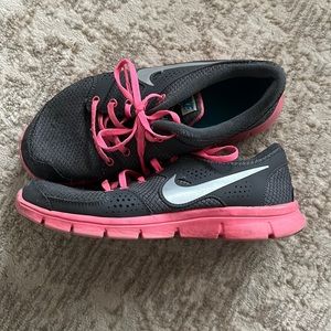 8.5 Nike Tennis Shoes